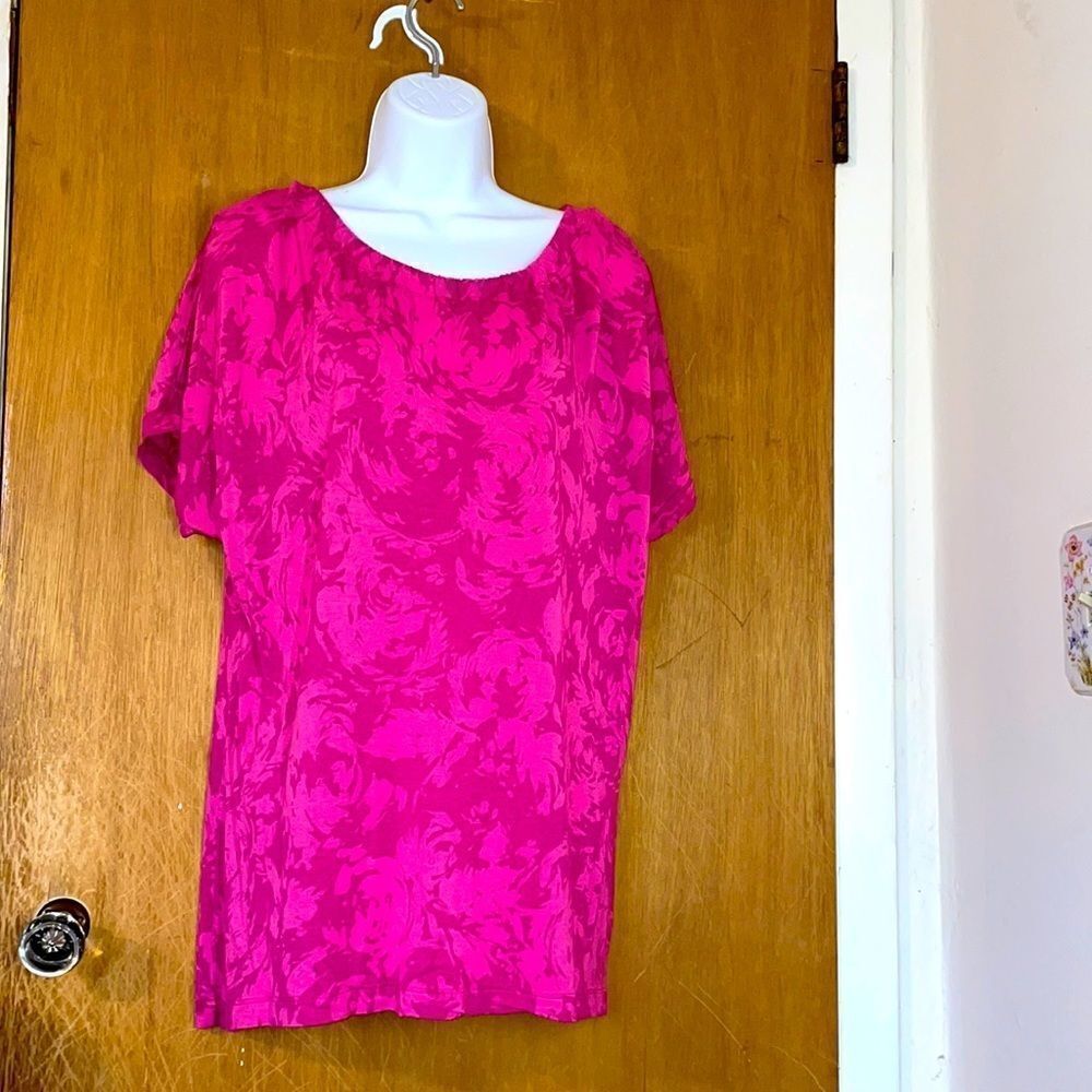 Daisy Fuentes short sleeve top! SizeXL! Pink! EUC! Great for any occasion!